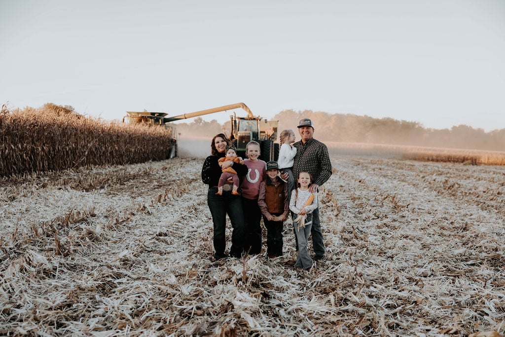 Kleinboot - Harvest 2024 Lifestyle Family - Family in Cornfield